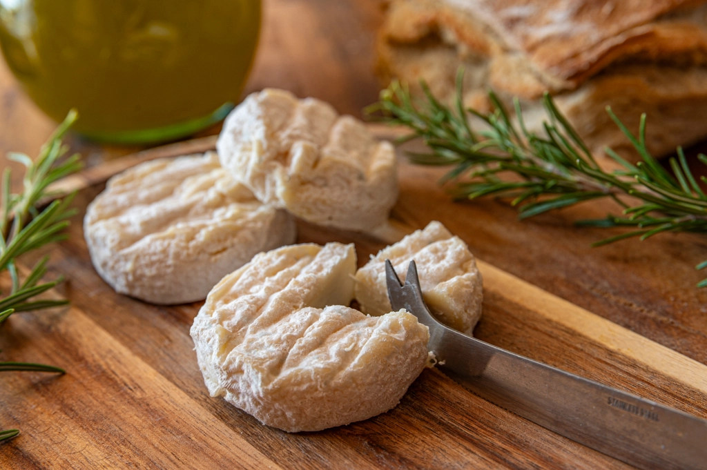 Photographie produit d’un fromage de chèvre de la ferme, réalisée en lumière naturelle – Cépia Photographie