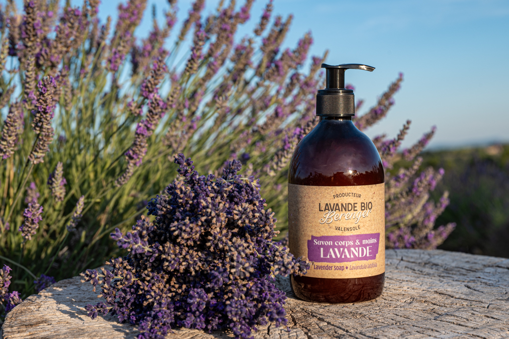 Photographie produit d’un gel douche bio à la lavande de Valensole, réalisée en lumière naturelle – Cépia Photographie