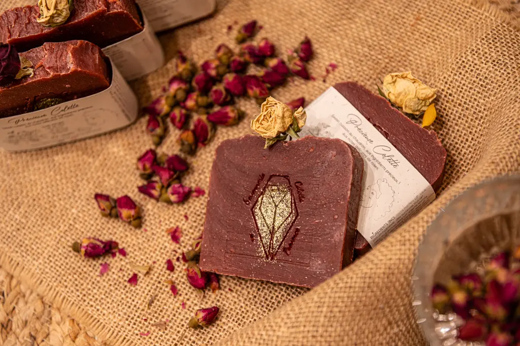 Photographie produit d’un savon artisanal, réalisée en lumière naturelle – Cépia Photographie