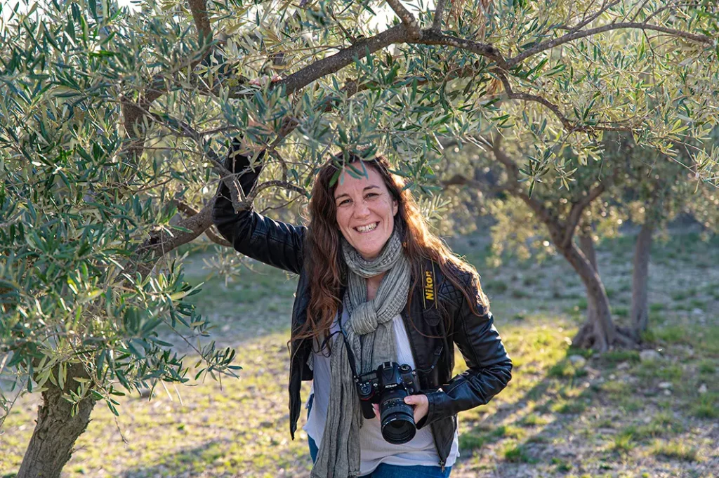 Portrait Céline CAPPUCCIA dans un champ d'oliviers