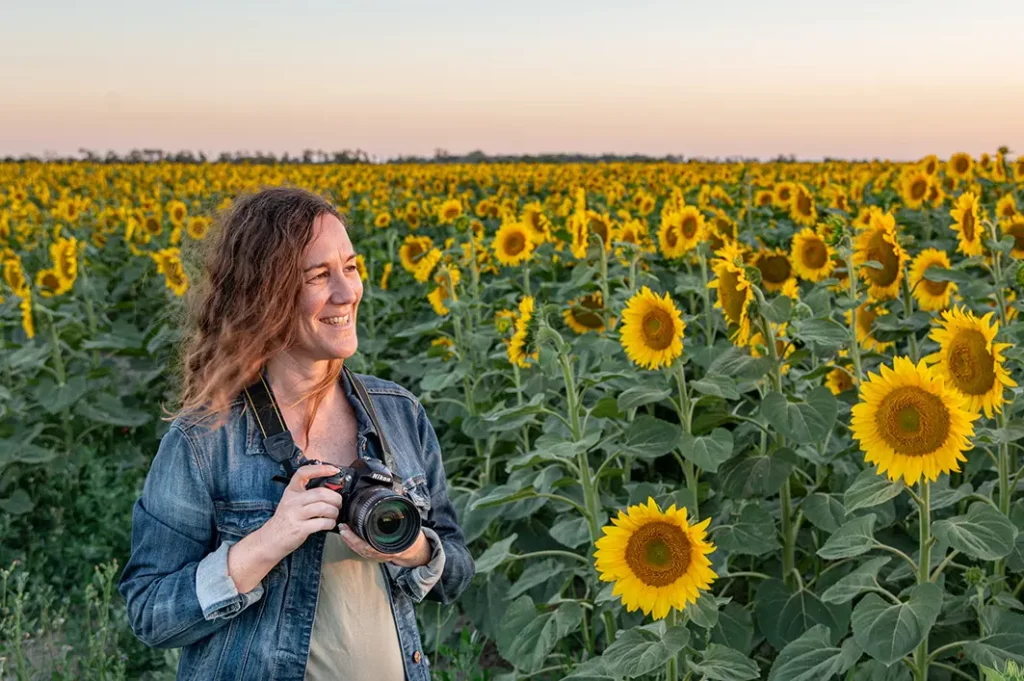 Portrait Céline CAPPUCCIA dans un champ de tournesols