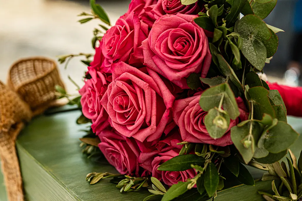 Bouquet de mariée composé de roses rose foncé