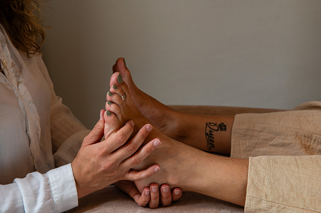 mains massant des pieds, réflexologie plantaire