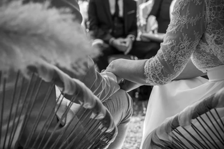 Photographie mariage noir et blanc authentique - cépia photographie